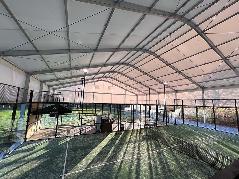 Fedett padel pályák belső nézete