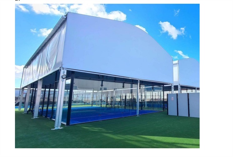 Padel pálya fedett csarnokkal — kültéri nézet