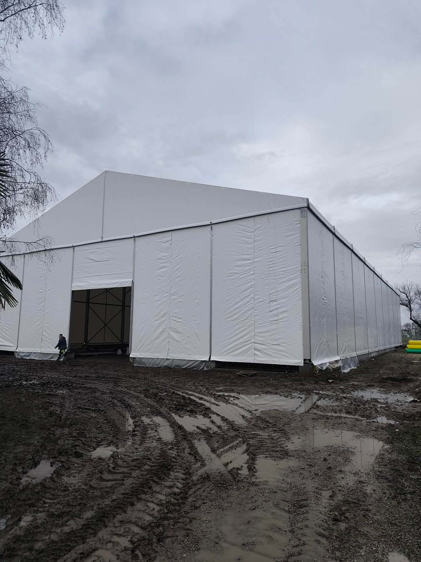 Nagyméretű fehér padel csarnok