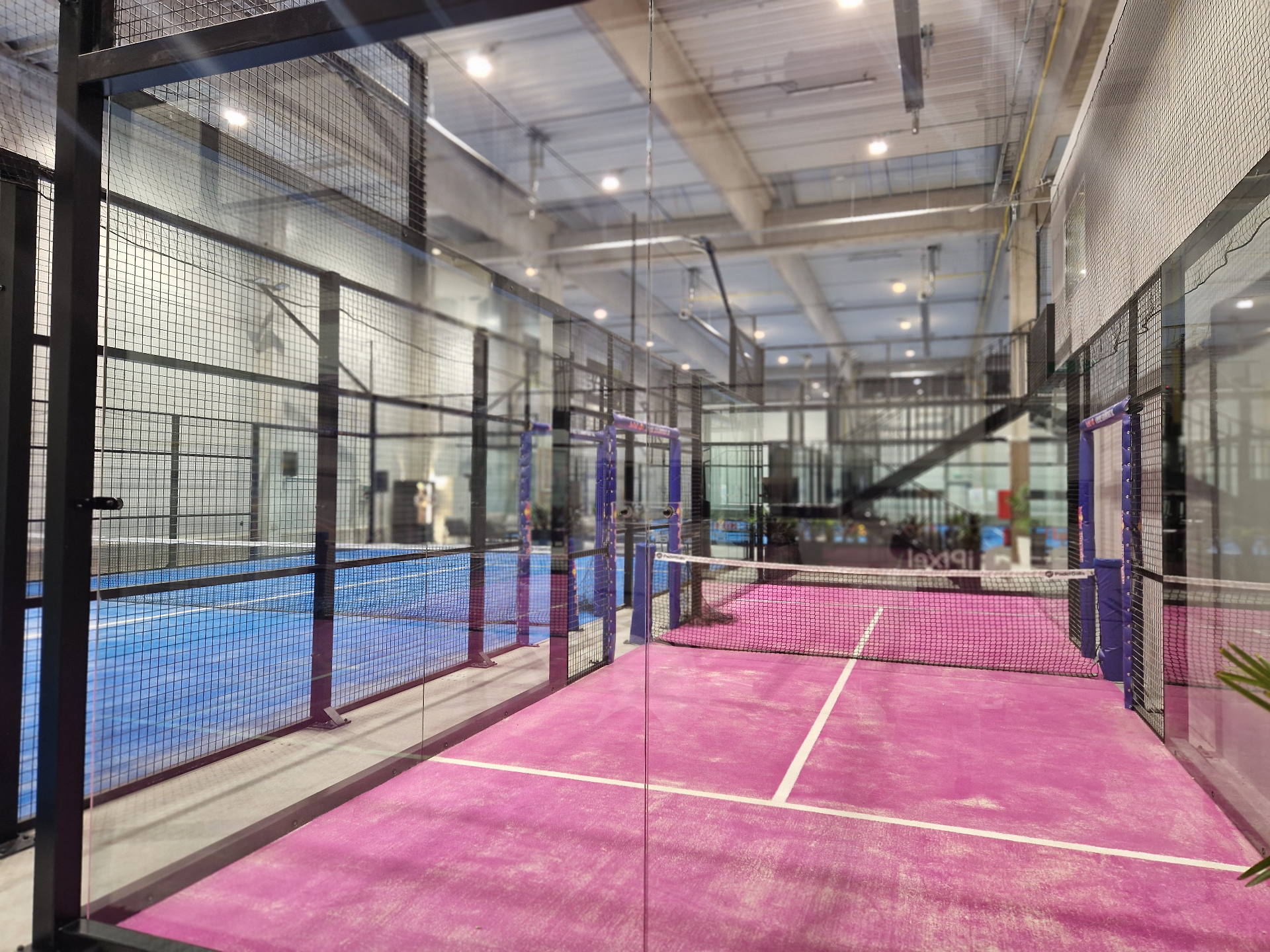 Egyedi méretű rózsaszín padel pálya — Flow Padel