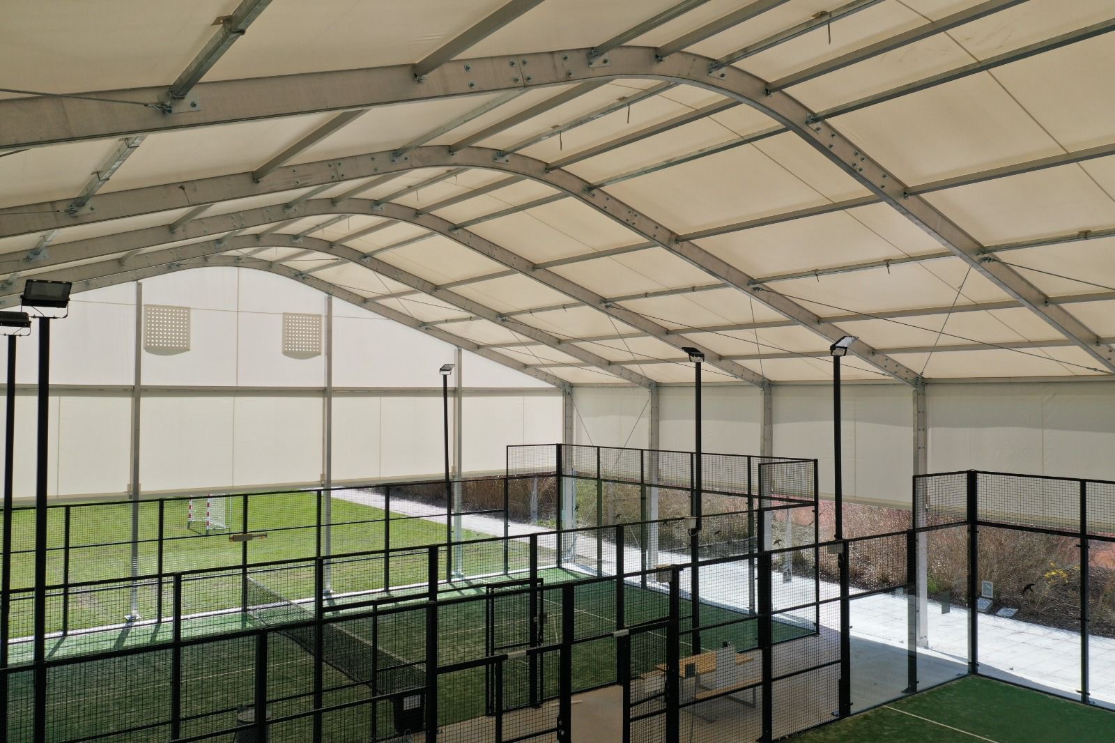 Ívelt tetőszerkezetű padel csarnok belülről